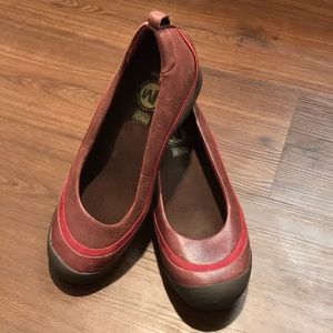 Size 8 Merrell 'Plaza Ballet' slip ons in wine